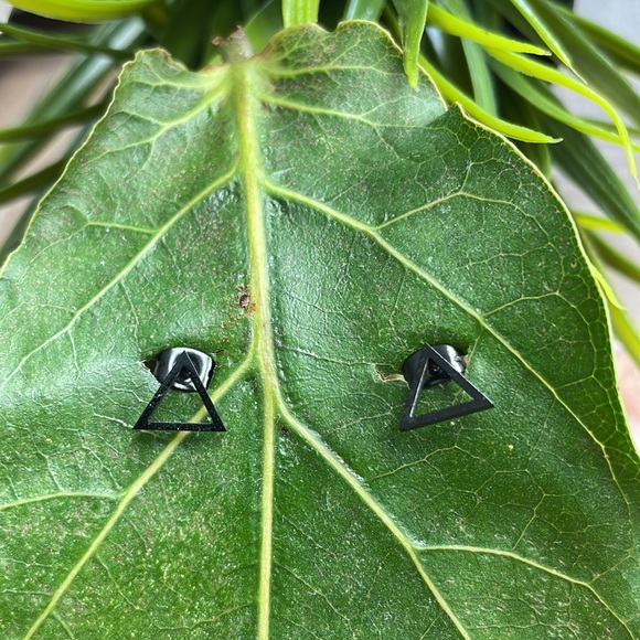 Black Geometric Triangle Earrings. Brand new. - Picture 3 of 4